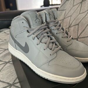 Air Jordan 1 Mid size 5 youth equivalent to women’s 6.5